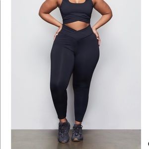 Good American “The Cutaway” 7/8 Legging